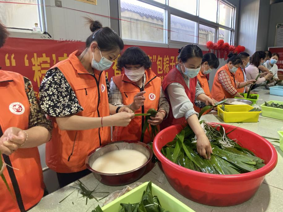 青口供電所黨支部聯(lián)合生產(chǎn)生活服務中心分會、黃沙坨社區(qū)，共同舉辦“悠悠艾草香 濃濃端午情”系列活動。.png